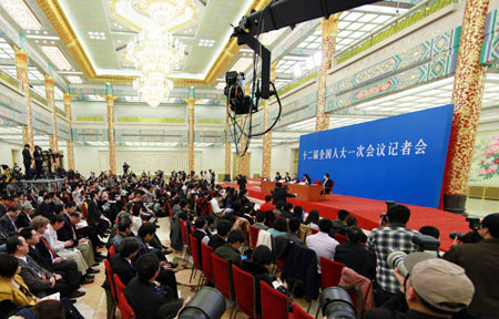 十二届全国人大一次会议在人民大会堂三楼金色大厅举行记者会，图为外交部部长杨洁篪答中外记者问。