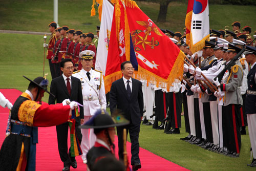 韩国总统李明博为温家宝举行了欢迎仪式